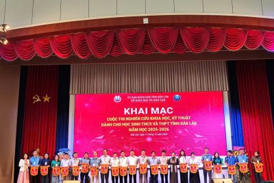 HỌC SINH NỘI TRÚ CƯ M’GAR DÙNG AI VÀ STEAM “VẼ” LÒNG YÊU NƯỚC